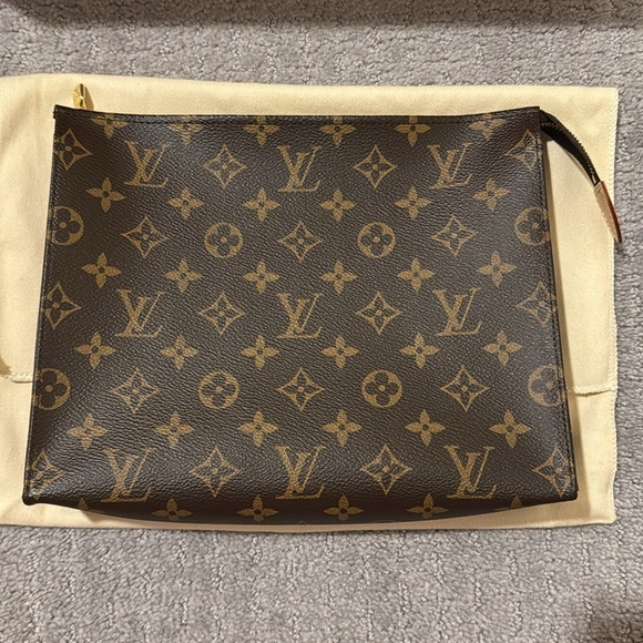 Louis Vuitton M47542 Toiletry Pouch 26 NWB - Picture 2 of 13